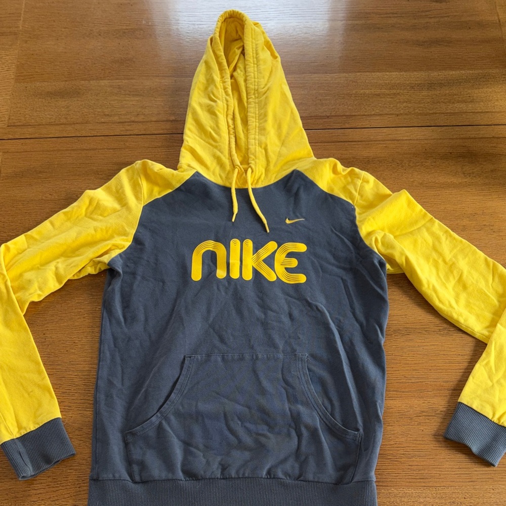 MEDIUM Women’s Nike Hoodie- GUC- AS IS